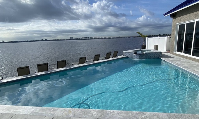 Caloosahatchee Casa | Palazzo Azzurro - ¡Tu propio resort privado frente al mar!