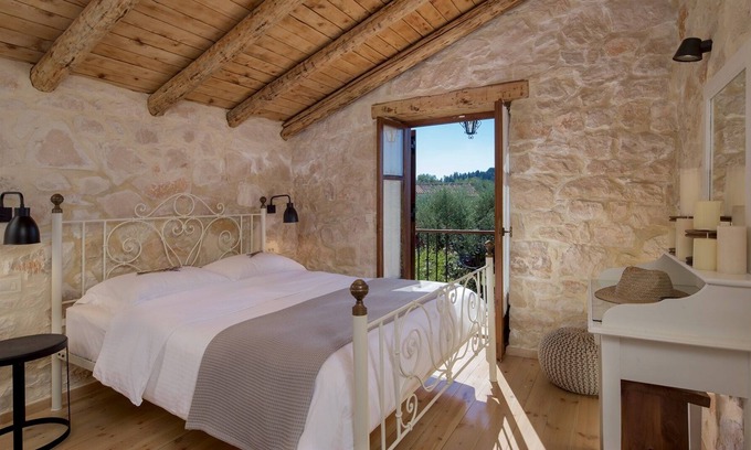 Neromilos Villa | Traditional Villas Paliokaliva, mar cercano, familiar. Elección de auténtica vida!