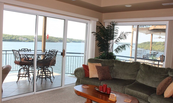 Lake Ozark Condominio | Palisades Point- Lakefront Escape! Condominio de alta gama con vista de millones de dólares!