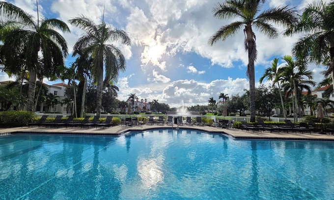 Palm Beach Gardens Condominio | Palm Beach Gardens PENTHOUSE Retreat - 10 minutes to the Beach