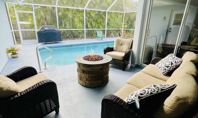 San Carlos Park Casa | 🌴Palm Breezes Vacation- pool, close to beaches, shopping, restaurants dogs ok!