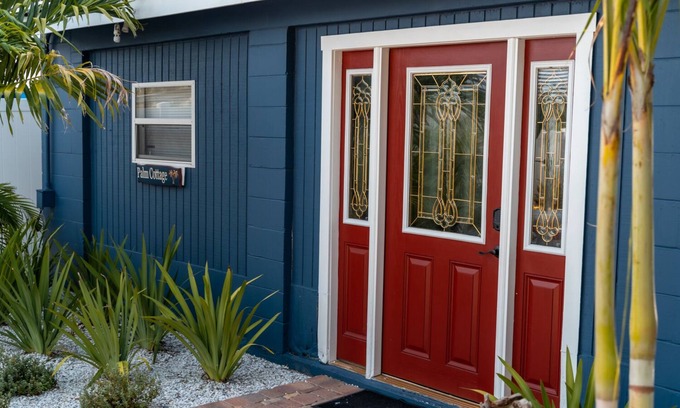 Tarpon Springs Casa | Palm Cottage * King Bed * Tropical Yard