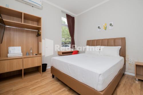 Jakarta Hotel | Palm Eight Mitra RedDoorz