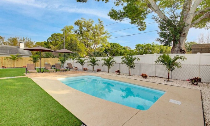South Pinellas Community Council Apartamento | Palm Oasis 2/2 Serene Backyard Private Poolside