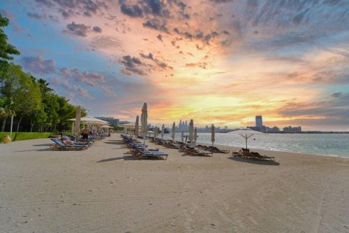 Palm Jumeirah Apartamento | Palm Paradise 1BR - Beachfront Escape with Pool, Gym, Parking & Balcony