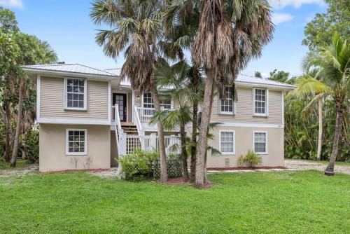 Sanibel Casa | Palm Paradise- Charming Island Bungalow in Downtown Sanibel