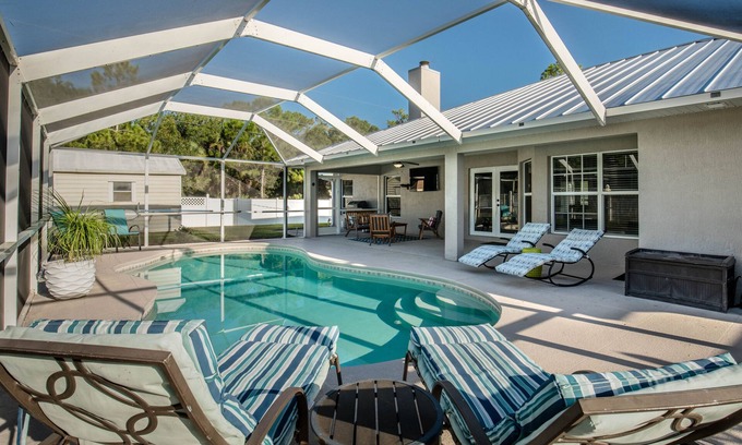 Vero Lake Estates Casa | 🍹🌞 Palm Paradise! Heated Pool, Lanai with TV, Grill, & Fenced Yard!