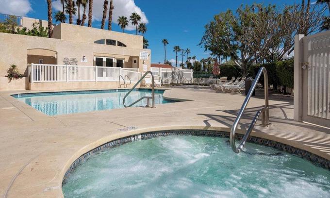 Racquet Club Estates Condominio | Palm Springs 2-bedroom Condo. Panoramic views! Garage, Pool, Hot Tub