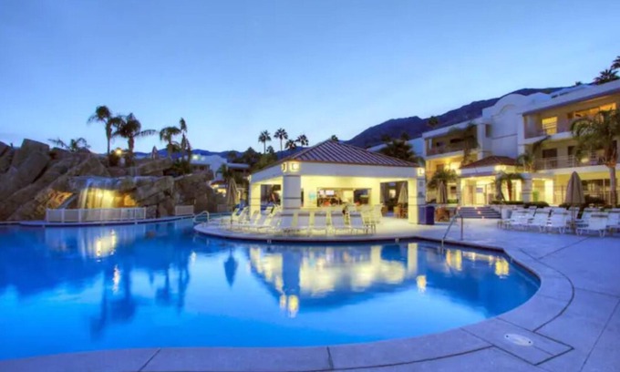 Canyon Corridor Condominio | PALM SPRINGS PERFECTION! 2BDR sleeps 6! POOLSIDE Bar & Grill