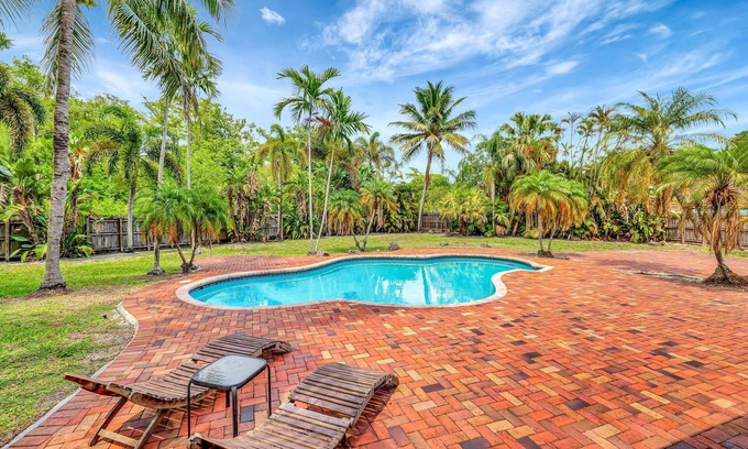 Tamarac Casa | Palmeras y Paraíso! 3BR, 2BA casa con gran patio trasero y piscina de agua salada.