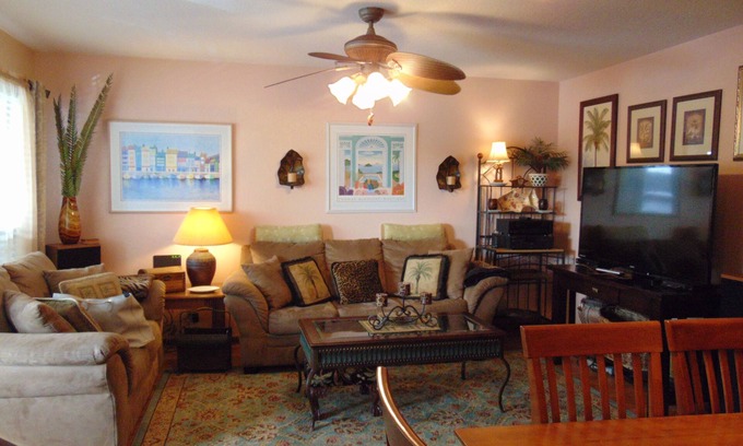 Lake Ozark Condominio | Recién actualizado Lakefront Condo! Duerme 8