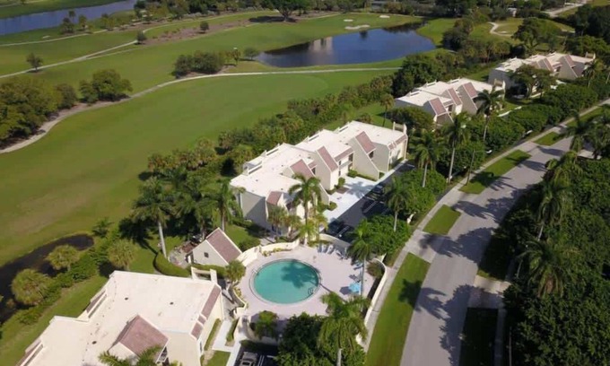 Land of the Presidents Apartamento | Palm View Terrace - Unwind on a Private Terrace in a Gated Community