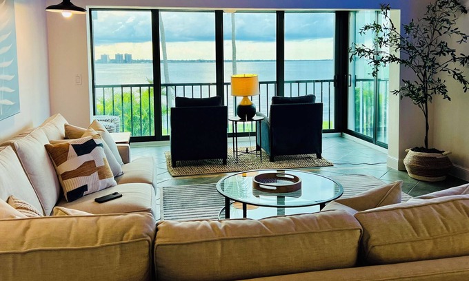 Fort Myers Apartamento | Palms on the River: 90+ Day Rental, Amenities + View, Near Downtown Fort Meyers