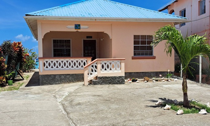 Hillsborough Casa | PalmVille - Charming 2-bedroom house with AC, WiFi