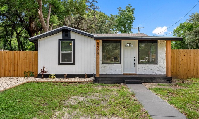 Bearss Plaza Casa | Palmy Paradise
