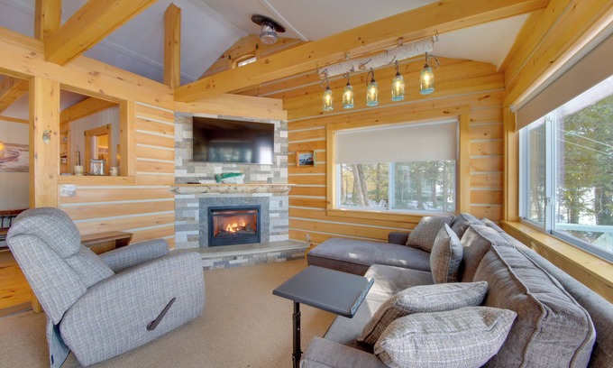 Palmyra Cabaña | Palmyra Cottage w/ Deck on Whites Pond!