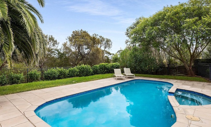 Mount Eliza Casa | Palmyra Villa | Pool & Spa | Steps to Village