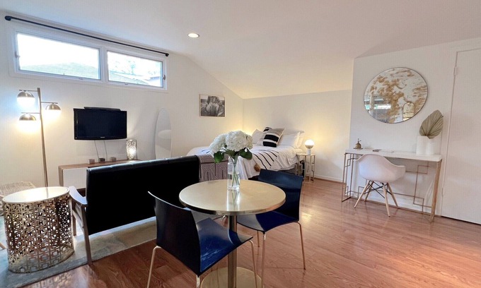 Midtown Cabaña | Palo Alto Cottage: Privacy, Comfort & Convenience
