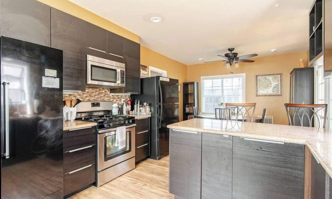 Barron Park Apartamento | Palo Alto Retreat-Room B Kitchenette & Bathroom