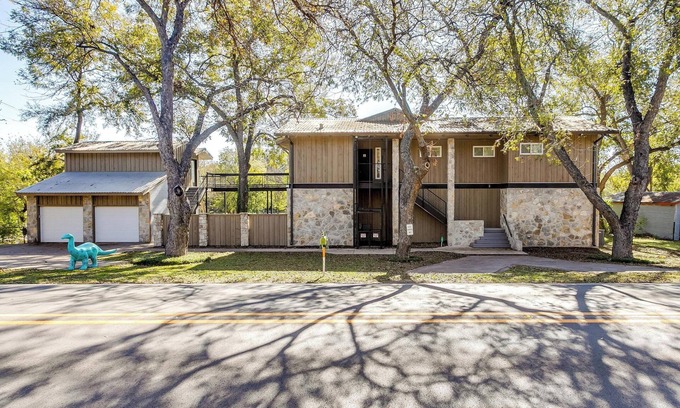 Glen Rose Casa | Paluxy River House - riverfront, near downtown square, fire pit