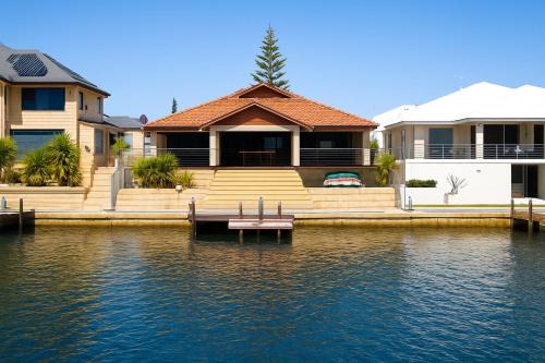 Wannanup Casa | Panda Living canal house