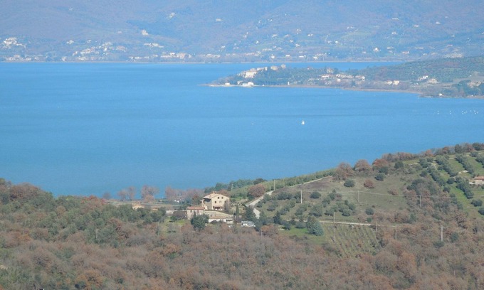 Panicale Condominio | Panicale - Apartamento en antigua casa de campo, campo tranquilo, piscina, vistas al lago.