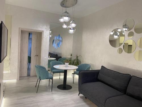 Petrovskoye Apartamento | Panorama Luxury Apartment in The House with a Spire, a historical building in the city centre