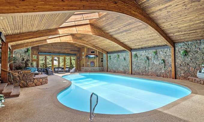 Estes Park Casa | Amada casa panorámica. Piscina cubierta privada, bañera de hidromasaje, Suana, vistas!