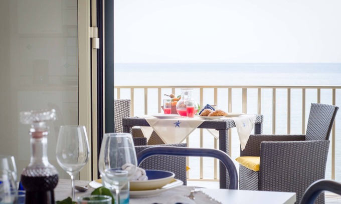 Donnalucata Apartamento | Apartamento de playa con terraza, vista al mar, zona tranquila, WiFi, máx. 5 personas