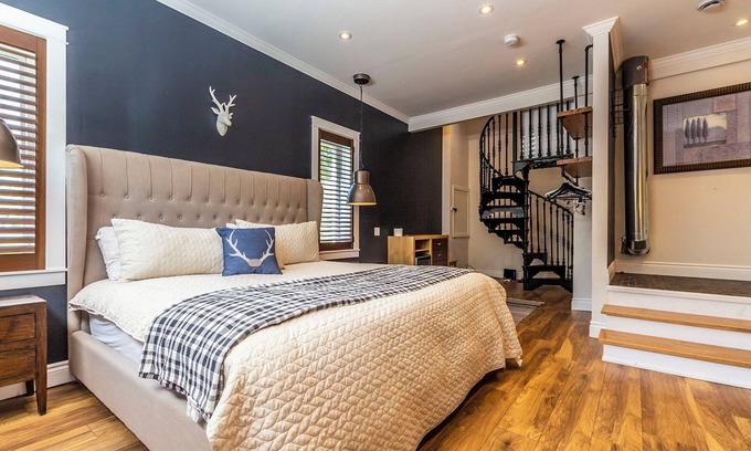 Swiss Meadows Cabaña | A 6 dormitorio decorado profesionalmente retiro en la parte superior de la montaña azul.