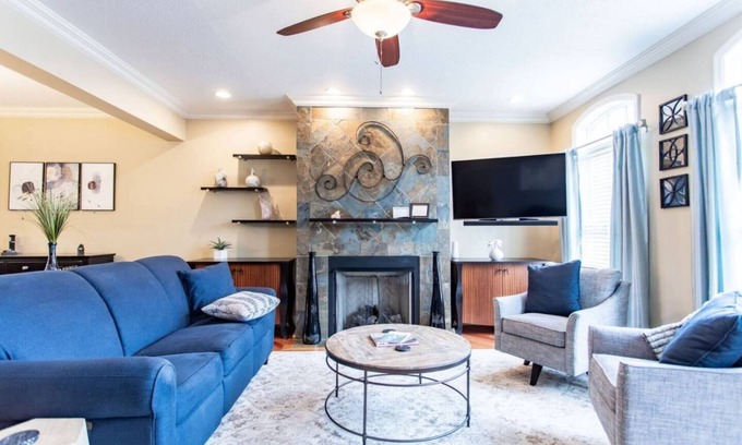 South Side Flats Casa | Panoramic City View-Roof Deck-Free Garage Parking!