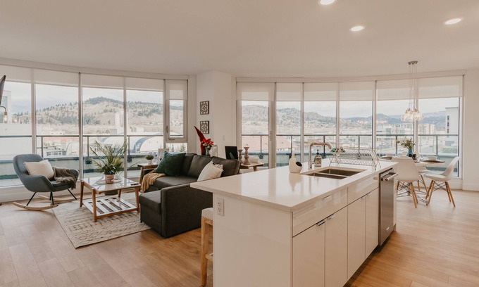 Cultural District Apartamento | Panoramic Knox Mtn View - 50% Monthly Stays - Close to KGH & UBCO