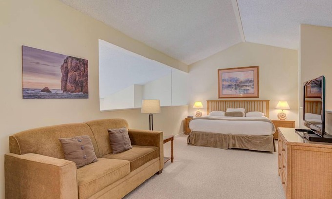 Otter Rock Apartamento | Panoramic Loft with King Bed & Full Kitchen