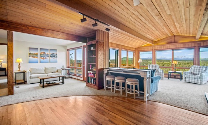 Redmond Casa | Panoramic Mountain & River Views. Home Plus 3 Master Suite Bungalows..A/C, Fireplace. W/D. Solitude.