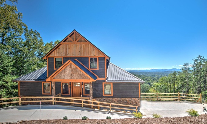 Asheville Casa | Panoramic Mountain Views!-Fenced Yard-Hot Tub-10 Minutes to Downtown Asheville