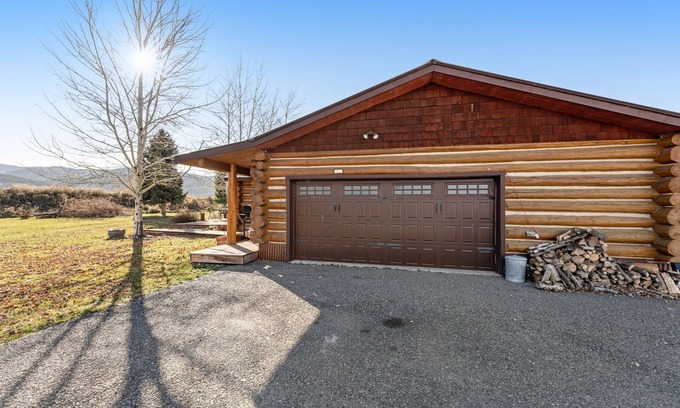 Victor Cabina | Panoramic mountain view cabin with hot tub & near skiing - on two acres