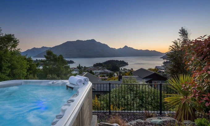 Queenstown City Centre Villa | Queenscliff - gran casa de vacaciones de 4 dormitorios con piscina de hidromasaje y vistas excepcionales