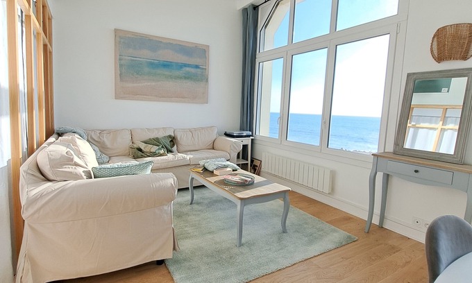 Agon-Coutainville Apartamento | PANORAMIC SEA VIEW & EXCEPTIONAL LOCATION 3* COMFORT APARTMENT CAREFULLY DECORATED