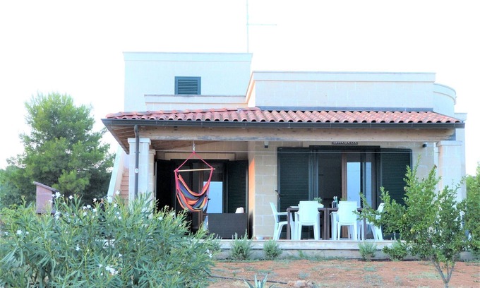 Manduria Casa | Vista panorámica al mar, ubicación tranquila, amplio jardín, niños y perros bienvenidos.