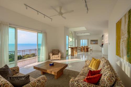 Tanjung Bungah Casa | Panoramic Seaview Holiday Home - Batu Ferringhi