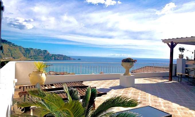 Villagonia Apartamento | Panoramic Taormina Bay View