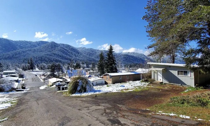 Oakridge Casa | Panoramic View 2br on Hill in Uptown Oakridge