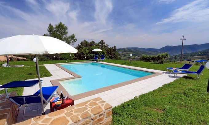 Pievebovigliana Casa | Villa con piscina y vistas panorámicas
