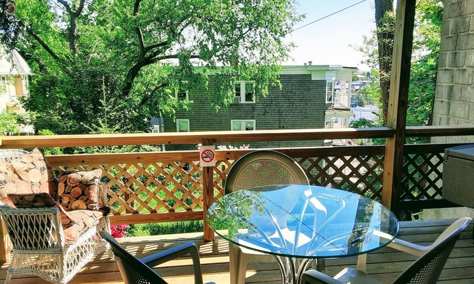Jones Hill Apartamento | Panoramic view, large deck, ground floor apartment, walk to subway and beach