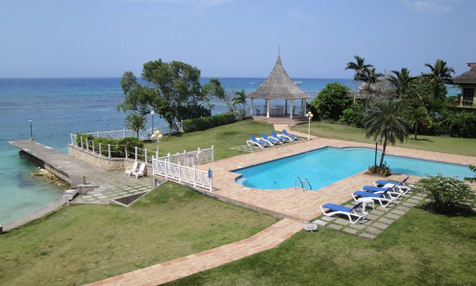 Ocho Rios Apartamento | Ocho Rios Designer Apt, Mar, Playa, Piscina, Cocinero / Hsekeeper, Pista de tenis, 1754 pies cuadrados
