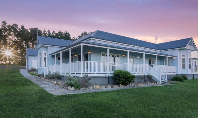 Brayton Casa | Panoramic Views From A Classic Country Homestead