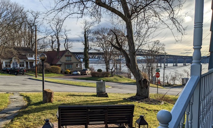 Newburgh Casa | Panoramic views from a spacious mid-century home
