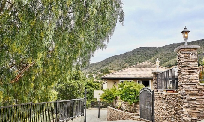 Thousand Oaks Casa | Panoramic Views, Hot tub, Sauna, EV chargers, Parking, Table Tennis, Fway close.