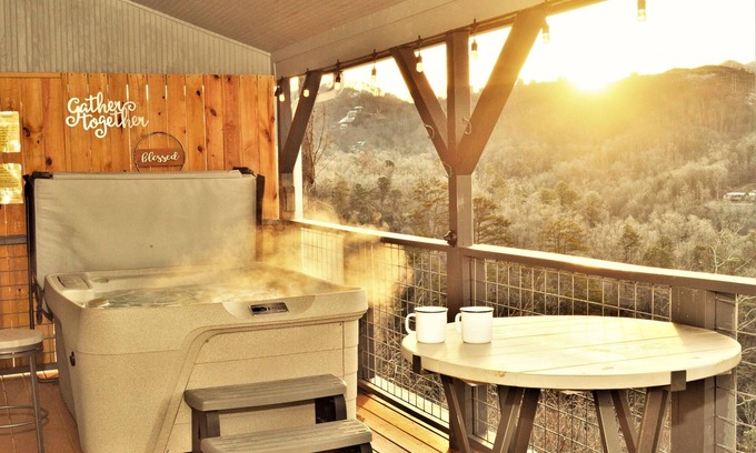 Gatlinburg - Pigeon Forge Chalet De Esquí | Panoramic Views, LED Hot Tub, King Suite, Wi-Fi, Minutes to Downtown Gatlinburg