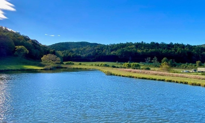 Ferguson Alquiler De RV | Panoramic views of Blue Ridge Mountains, large RV elec & water sites pondside